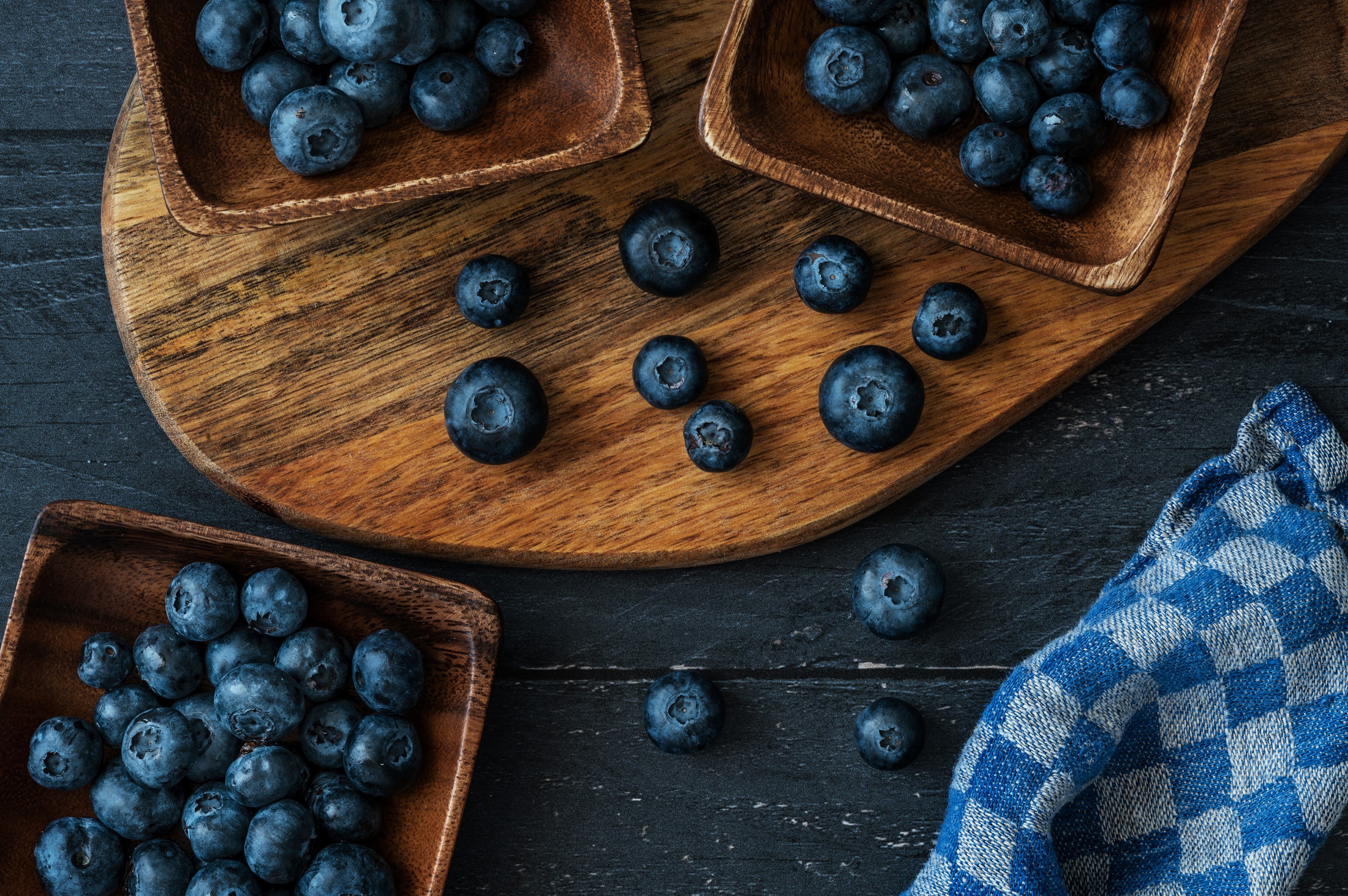 Fondo oscuro. Ambiente rústico.