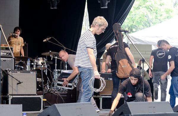 Ariel Rot probando el sonido, justo antes de su concierto. 