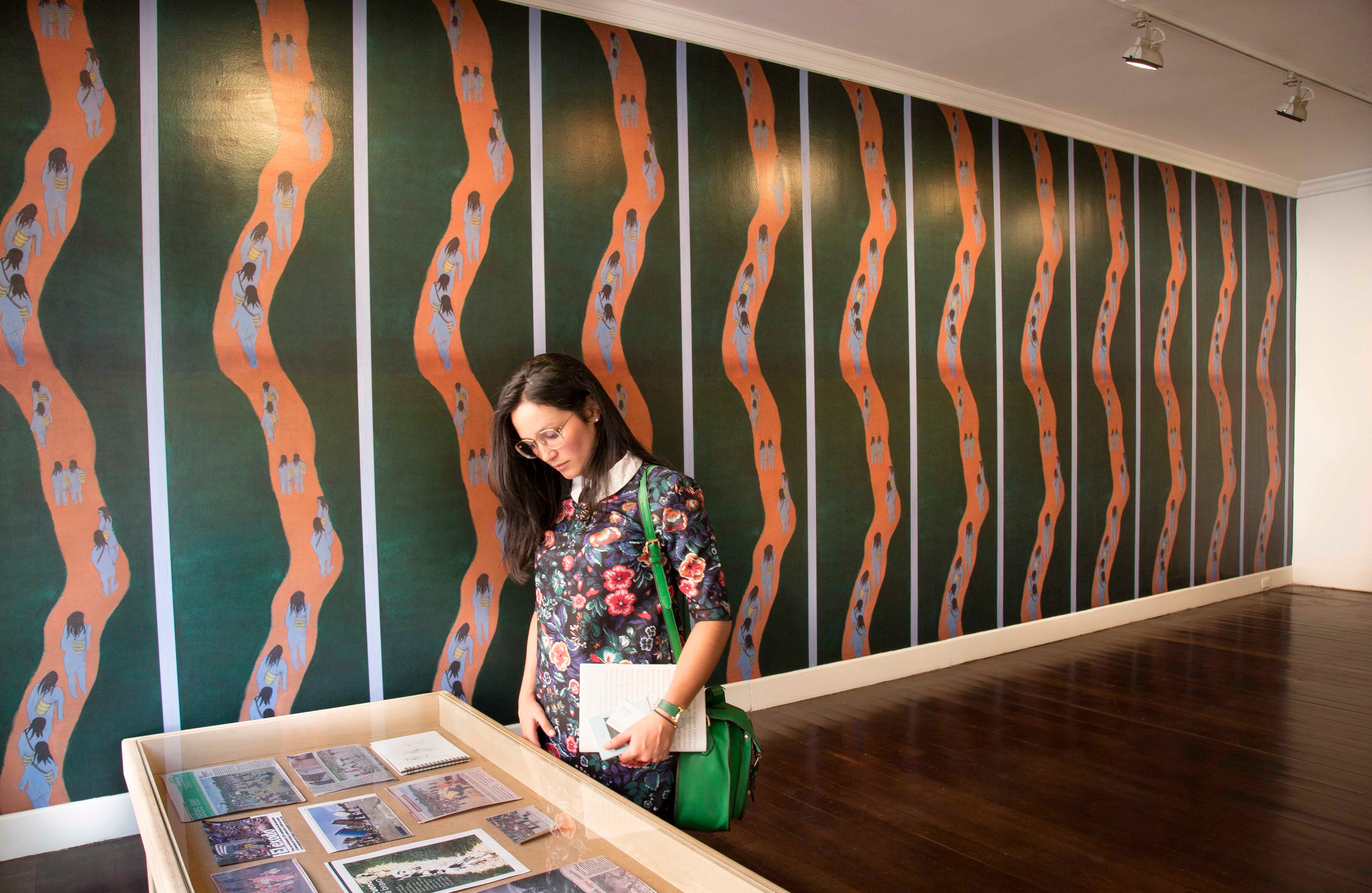 La muerte de once indígenas de la comunidad Wiwa atraviesa gran parte de la exposición. Foto: Esteban Vega.