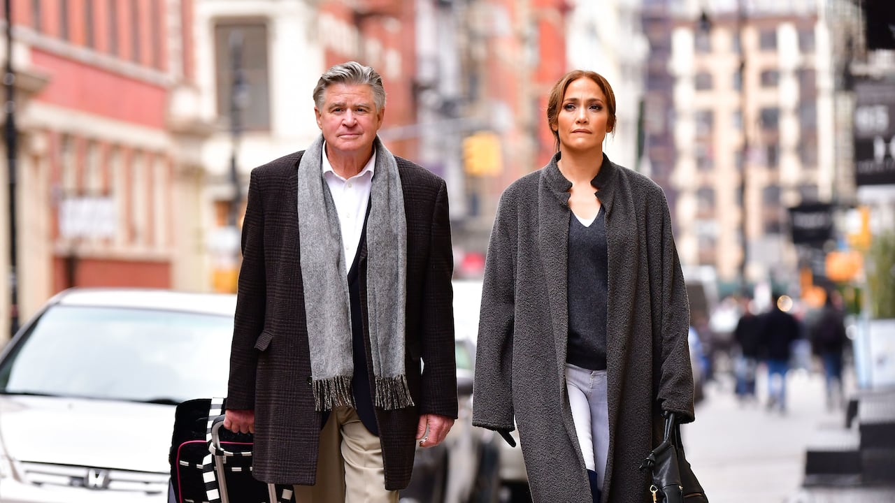 Treat Williams y Jennifer Lopez en la grabación de 'Second Act' in SoHo el 5 de diciembre de 2017 en Nueva York. (Foto por James Devaney/GC Images)
