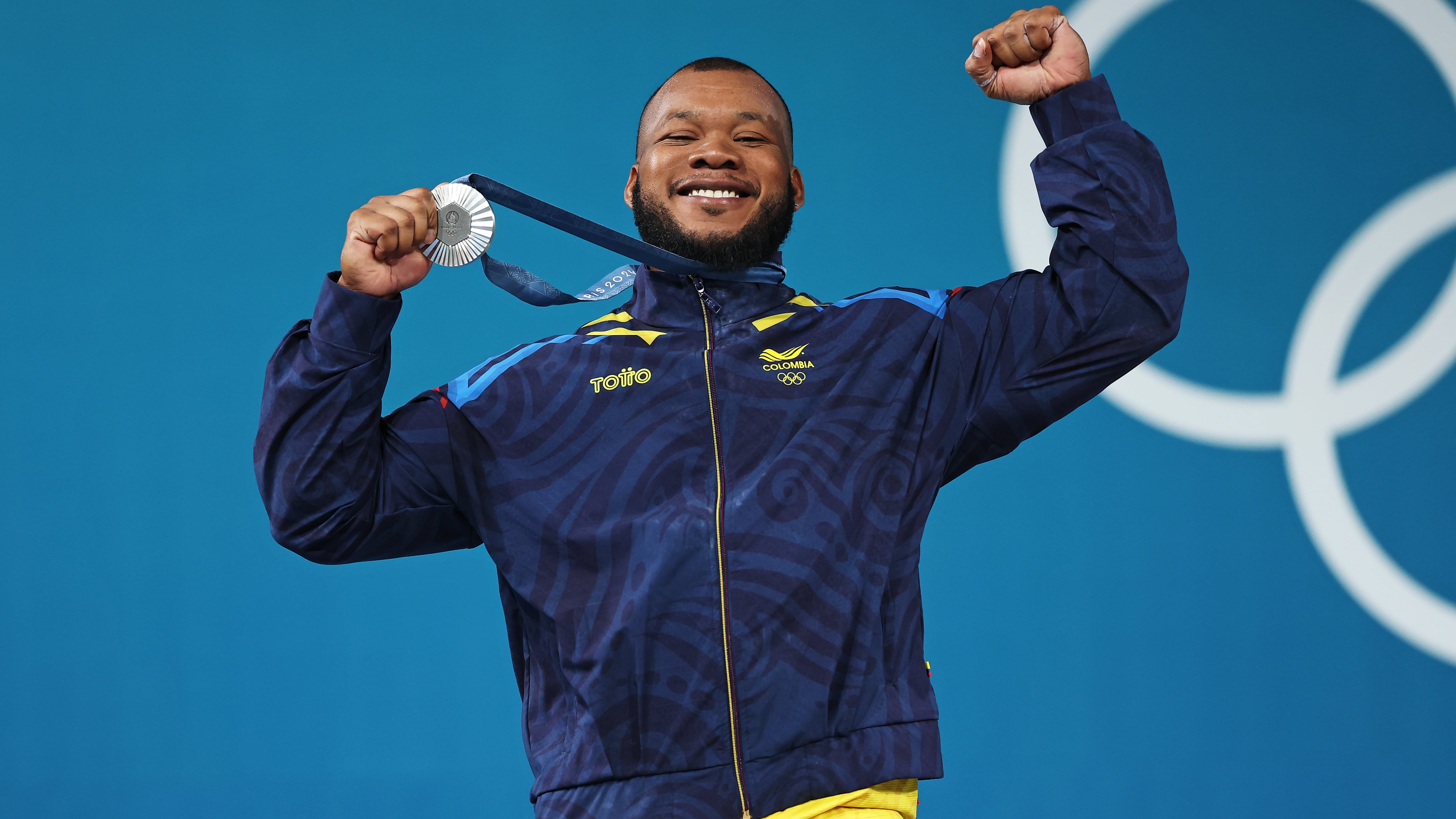 Yeison López luciendo la medalla de plata en París 2024.