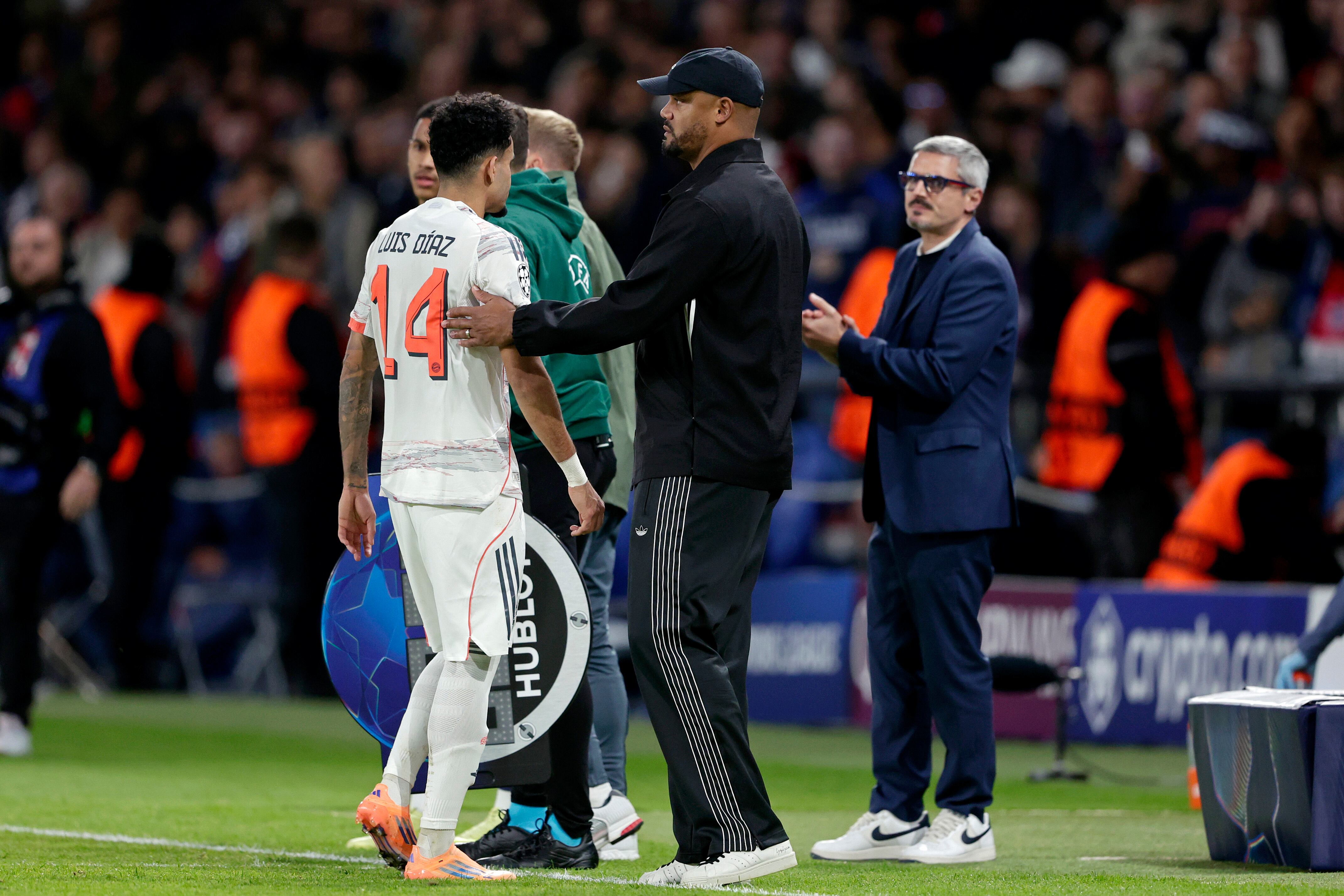 Luis Díaz saliendo directo a las duchas tras recibir roja en Champions League