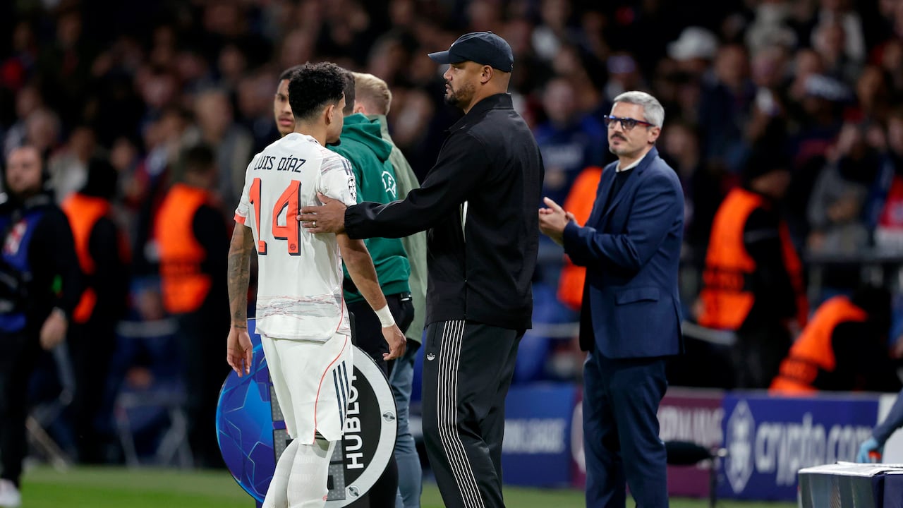 Luis Díaz saliendo directo a las duchas tras recibir roja en Champions League.
