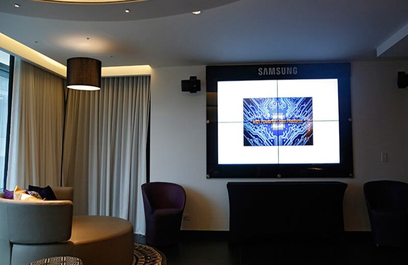 Al llegar a la habitación de un hotel que ofrezca este tipo de servicio el cliente puede ser saludado por su nombre y encontrar, por ejemplo, mapas de la ciudad e información sobre vuelos.