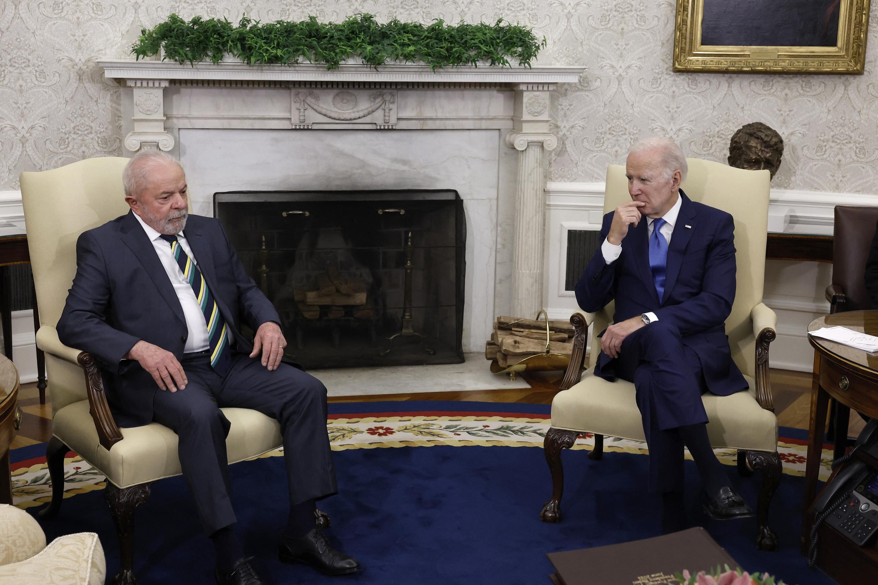 El presidente de los Estados Unidos, Joe Biden, y el presidente de Brasil, Luiz Inácio Lula da Silva, hablan con la prensa antes de una reunión bilateral en la Oficina Oval de la Casa Blanca el 10 de febrero de 2023.