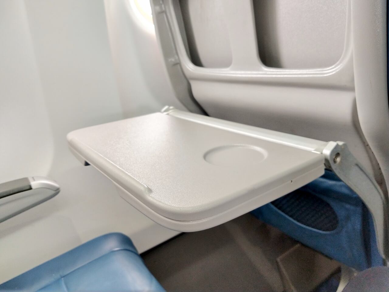 Las normas de seguridad para viajar en avión obligan a guardar la bandeja durante el despegue y el aterrizaje.