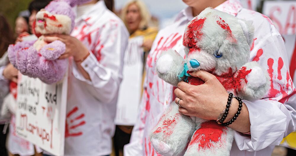 Los menores, sin distinción de sexo han sido víctimas de los crímenes de guerra por los soldados rusos.