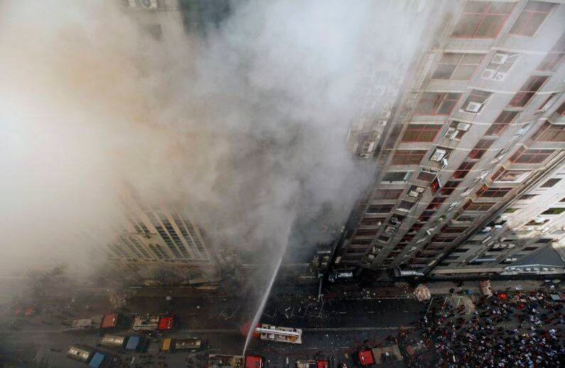 28 de marzo - Los bomberos hacen lo posible por apagar el fuego que rápidamente consumió un rascacielos en Daca, Bangladesh. Siete personas murieron y varias más resultaron heridas. Hace unas semanas, el centro histórico de la ciudad fue asolado por otro incendio. FOTO: Mahmud Hossain Opu, Archivo/AP 