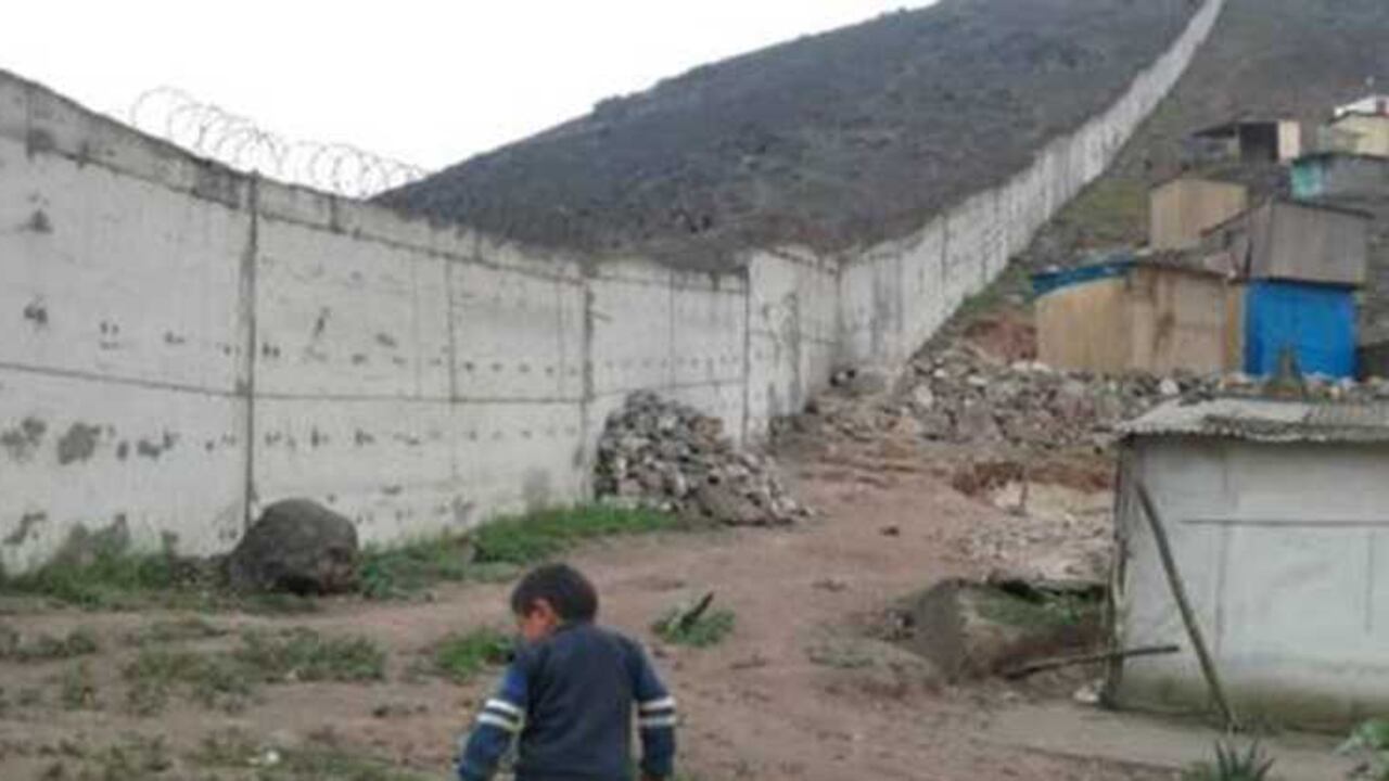 El muro está construido en el barrio San Francisco en Lima.