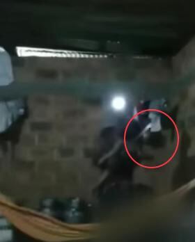 El hombre le pone el machete en el cuello al menor para amenazar con hacerle daño si lo aprenden