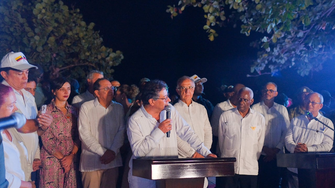 El presidente, Gustavo Petro, en Haití. Lo acompaña Iván Velásquez, ministro de Defensa de Colombia