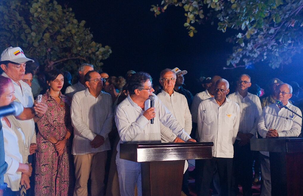 El presidente, Gustavo Petro, en Haití. Lo acompaña Iván Velásquez, ministro de Defensa de Colombia