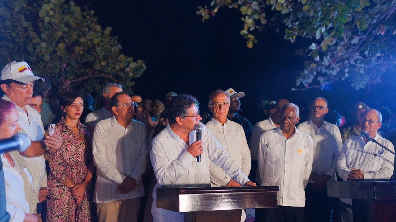 El presidente, Gustavo Petro, en Haití. Lo acompaña Iván Velásquez, ministro de Defensa de Colombia.