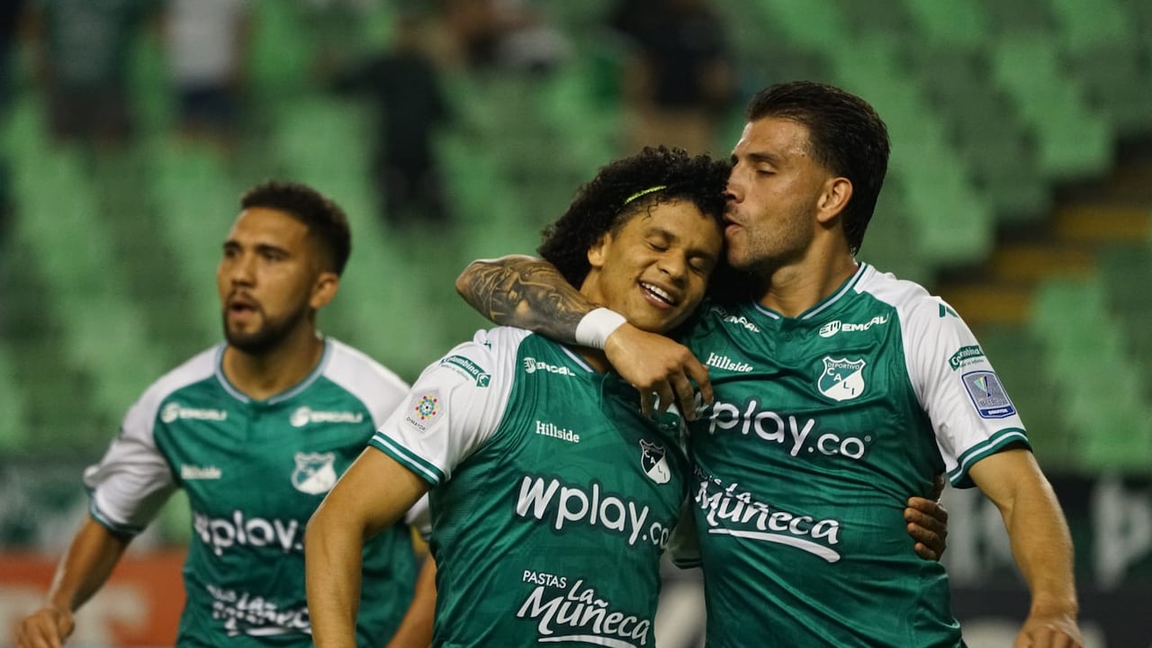 Eduard Bello (centro) celebra uno de sus goles del triunfo del Deportivo Cali ante Águilas Doradas por la Liga II-2026.