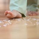 Los vidrios rotos en el piso pueden convertirse en una arma peligrosa.