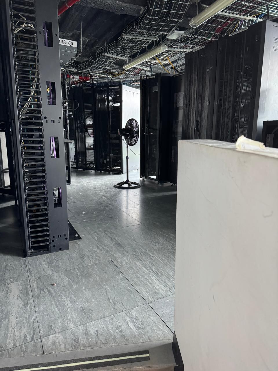 Irregularidades en el cuarto de máquinas de la torre de control de El Dorado. La refrigeración de los equipos se hace con ventilador de pie.