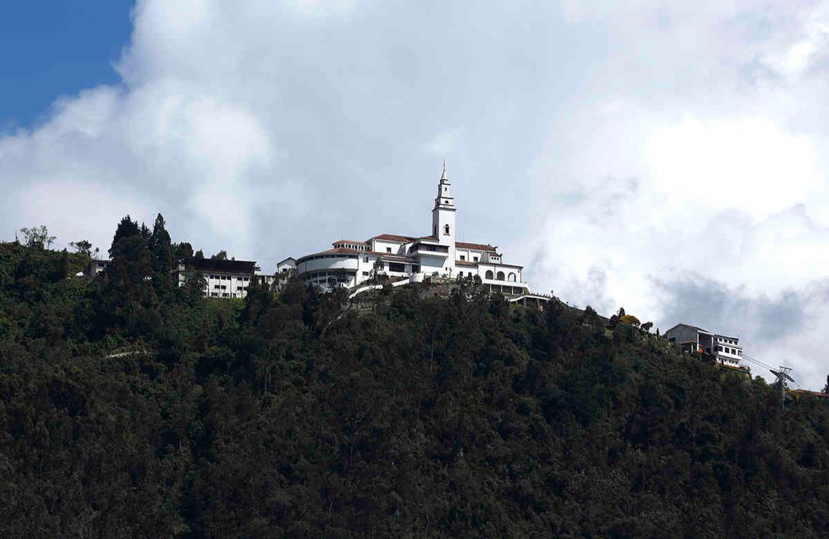 Cerro de Monserrate: Es el sitio de peregrinación tradicional, pero este año tiene un plus frente a los anteriores. Puede volver a subirlo a pie, luego de casi dos años en los que el sendero peatonal estuvo cerrado por obras de mitigación de riesgo de derrumbes o accidentes. También están disponibles las alternativas para el recorrido: en teleférico o en funicular. En la cima, luego de 2,3 kilómetros de recorrido, encontrará la capilla, un mercado de artesanías y souveniers, restaurantes y un sendero por el que se recorre cada uno de los momentos de la pasión de Cristo. Es el plan tradicional, que mezcla el recogimiento religioso con el ejercicio físico y el contacto con la naturaleza. Foto: Guillermo Torres / SEMANA