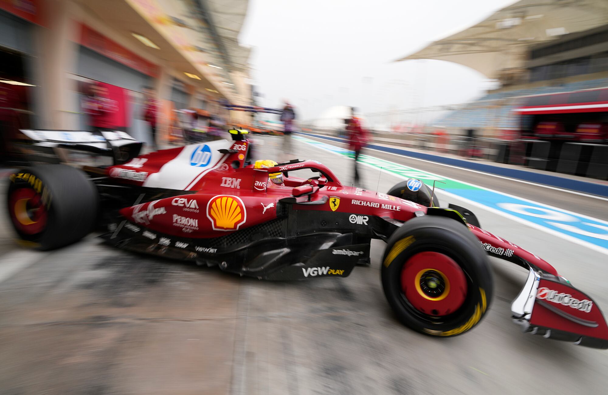 El piloto de Ferrari Lewis Hamilton, de Gran Bretaña, sale del ‘pit lane’ durante una prueba de pretemporada de Fórmula 1 en el Circuito Internacional de Bahréin, en Sakhir, Bahréin. Jueves 27 de febrero de 2025.
