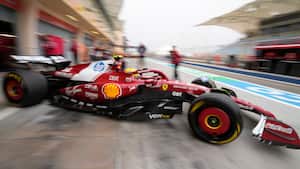 El piloto de Ferrari Lewis Hamilton, de Gran Bretaña, sale del ‘pit lane’ durante una prueba de pretemporada de Fórmula 1 en el Circuito Internacional de Bahréin, en Sakhir, Bahréin. Jueves 27 de febrero de 2025.