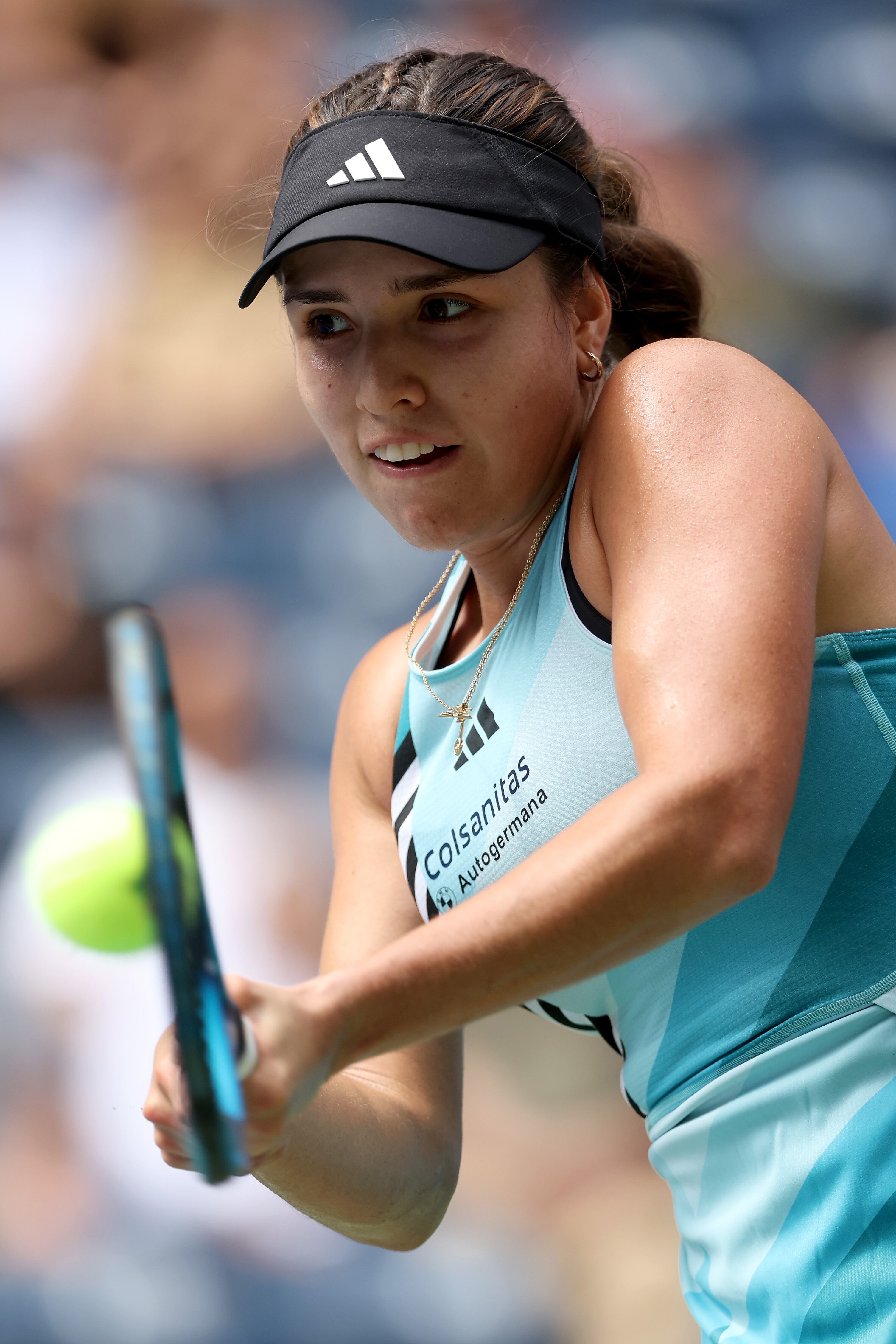 Camila Osorio de Colombia devuelve un tiro contra Ons Jabeur de Túnez durante su partido de primera ronda individual femenina el segundo día del Abierto de Estados Unidos 2023 en el Centro Nacional de Tenis Billie Jean King de la USTA el 29 de agosto de 2023 en el barrio de Flushing del distrito de Queens de la ciudad de Nueva York. (Foto de Matthew Stockman/Getty Images)