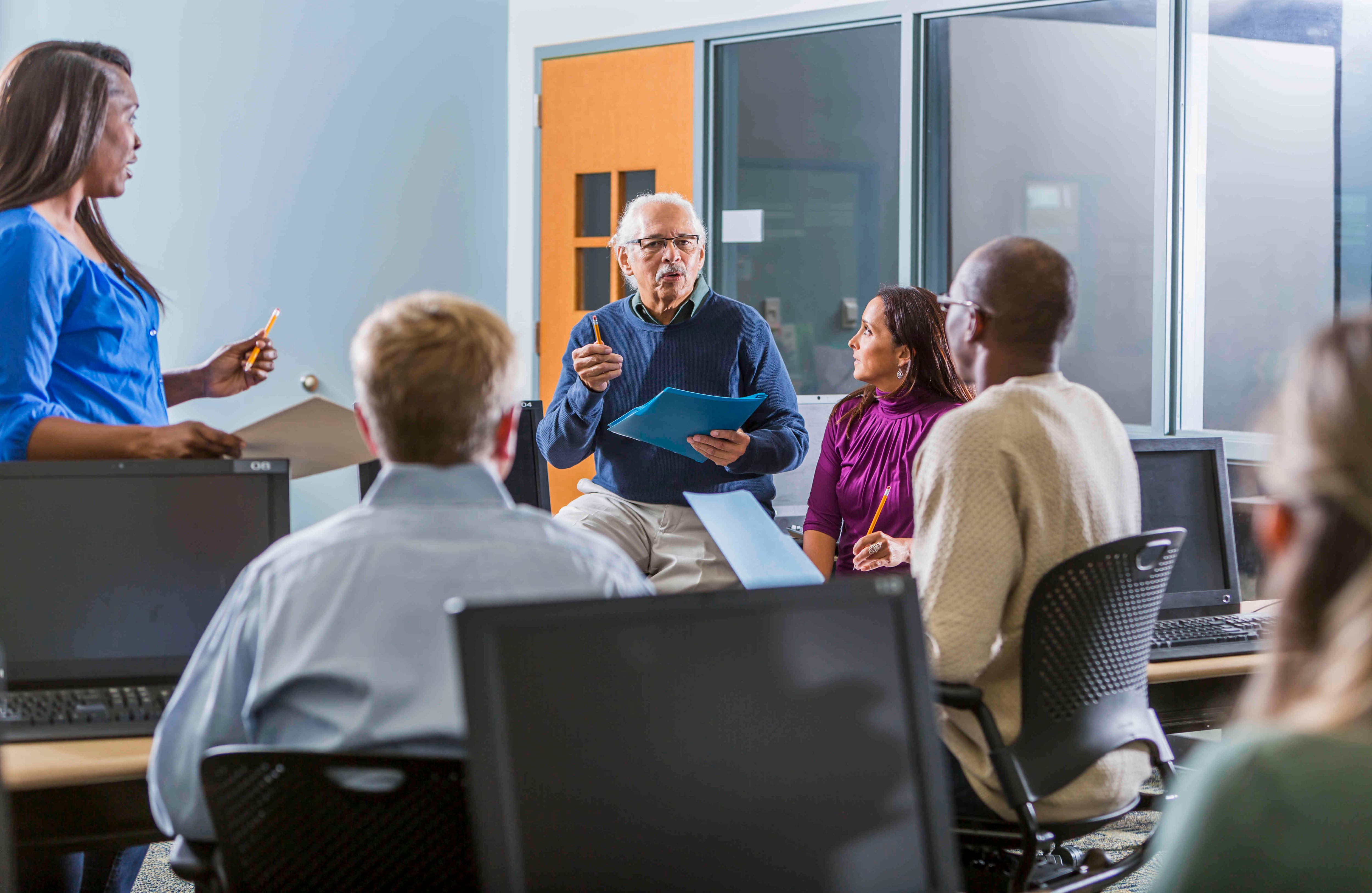 Probar: Arriésgate a probarlas en el mundo real, hablando con personas, realizando prácticas y extrayendo conclusiones sobre tus nuevas experiencias.   