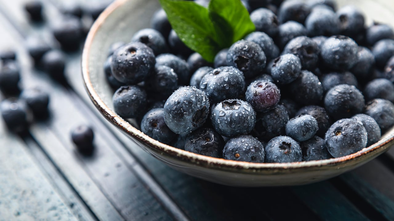 Arándanos orgánicos frescos en un tazón listos para comer.