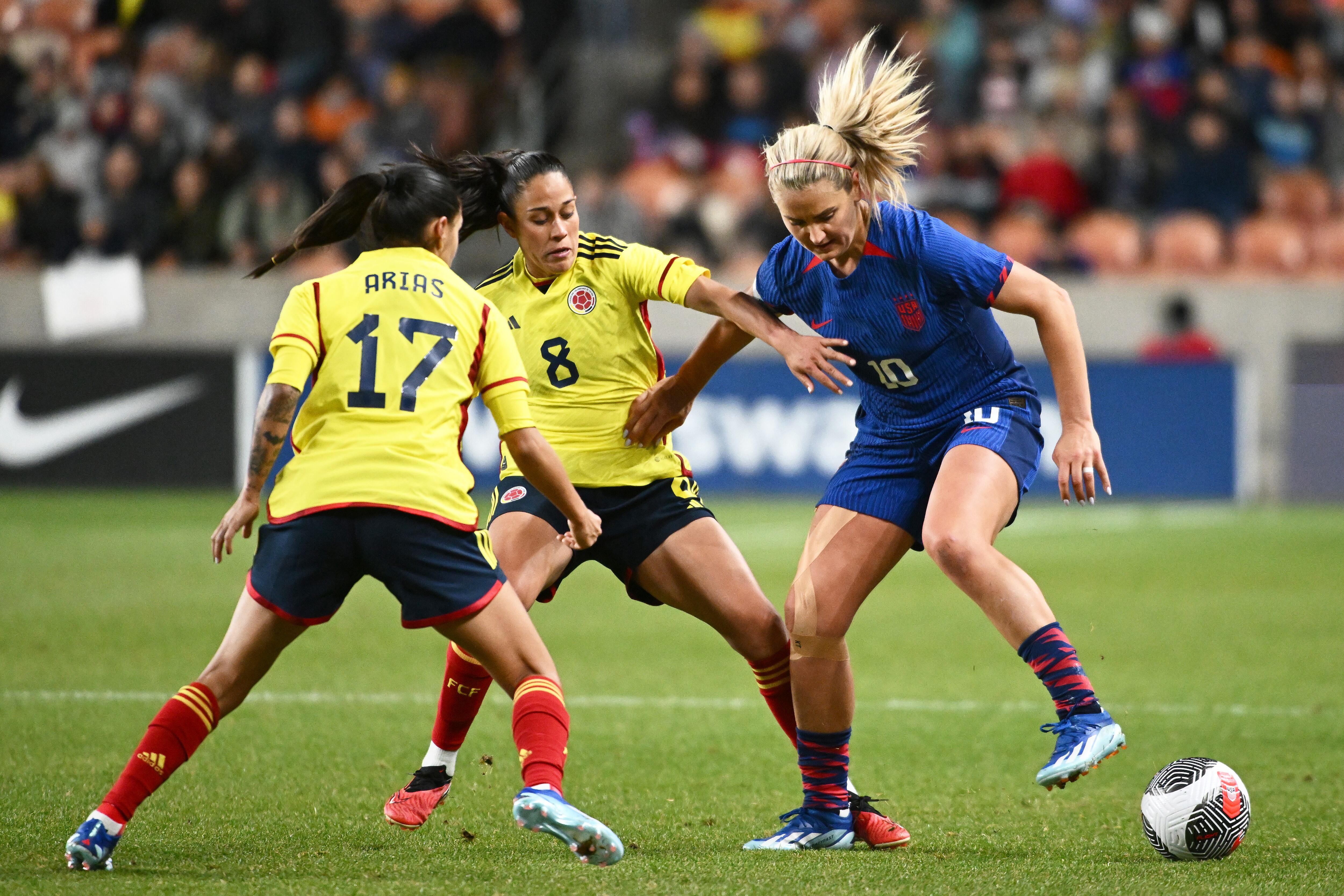 Lindsey Horan #10 de Estados Unidos es marcada por Marcela Restrepo #8 y Carolina Arias #17 de Colombia durante el primer tiempo de un partido amistoso internacional en el America First Field el 26 de octubre de 2023 en Sandy, Utah.