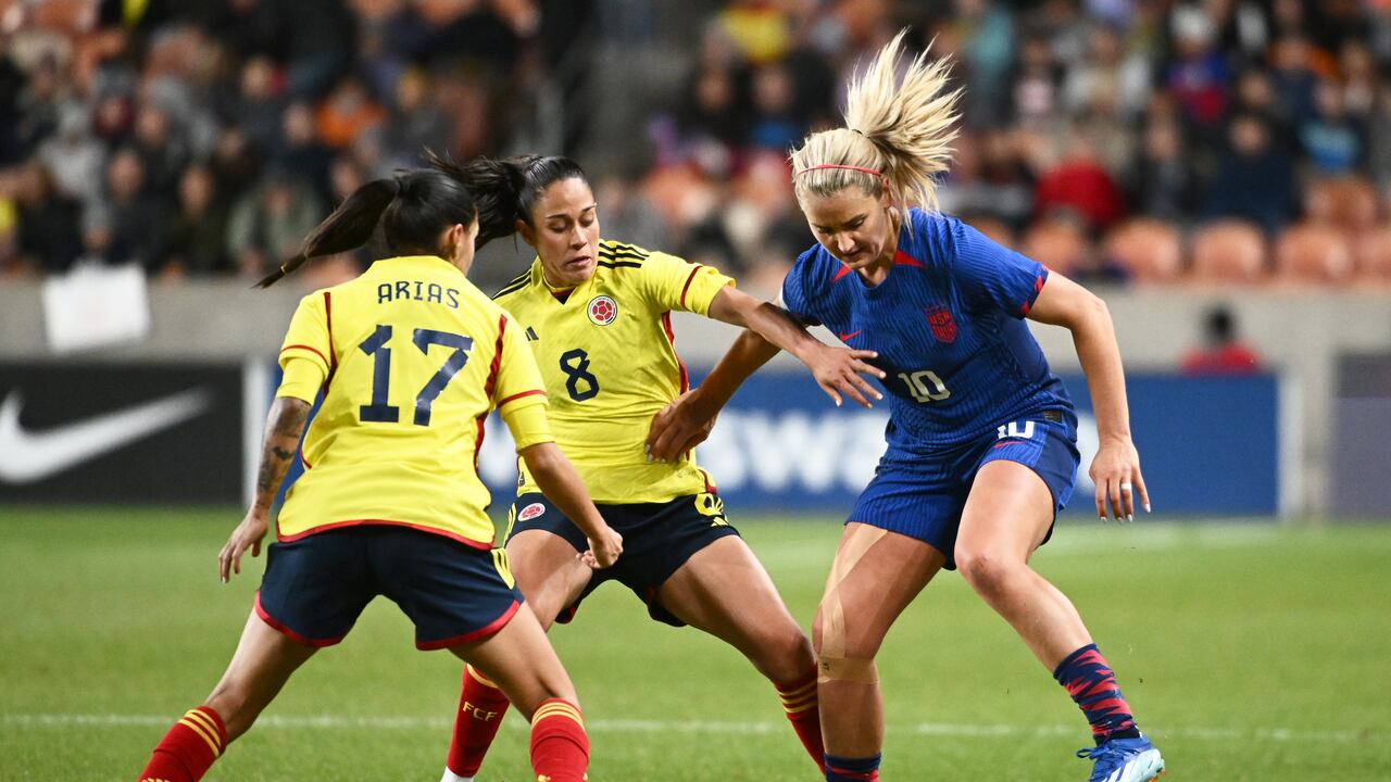 Lindsey Horan #10 de Estados Unidos es marcada por Marcela Restrepo #8 y Carolina Arias #17 de Colombia durante el primer tiempo de un partido amistoso internacional en el America First Field el 26 de octubre de 2023 en Sandy, Utah.