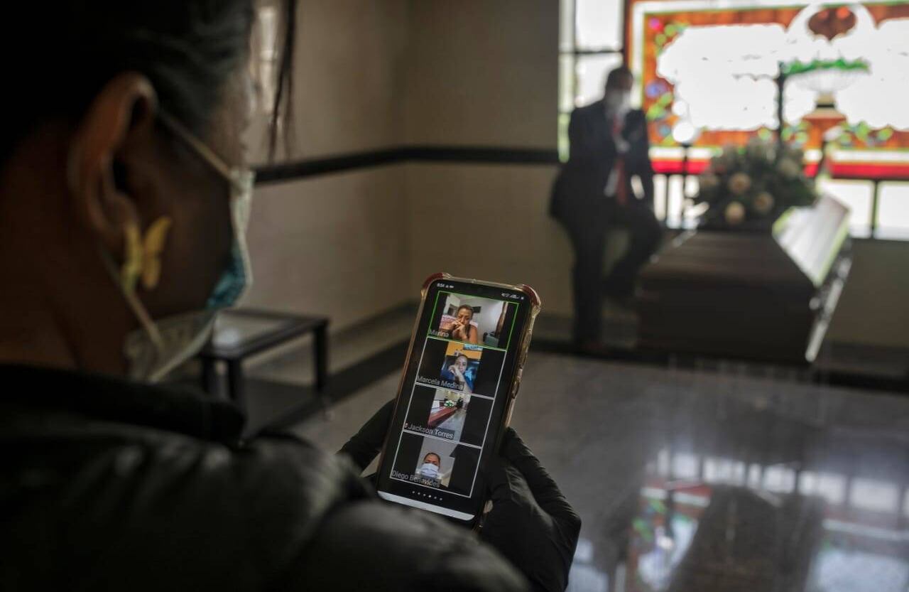 A la transmisión de las exequias de don Maximino se conectaron casi setenta personas. Algunos familiares que son médicos interrumpieron sus consultas para "asistir" al sepelio y otros que son militares y estaban en área de operaciones se conectaron desde terreno. Los que viven en áreas rurales sufrieron con la conexión. Reportaje gráfico: Esteban Vega La-Rotta