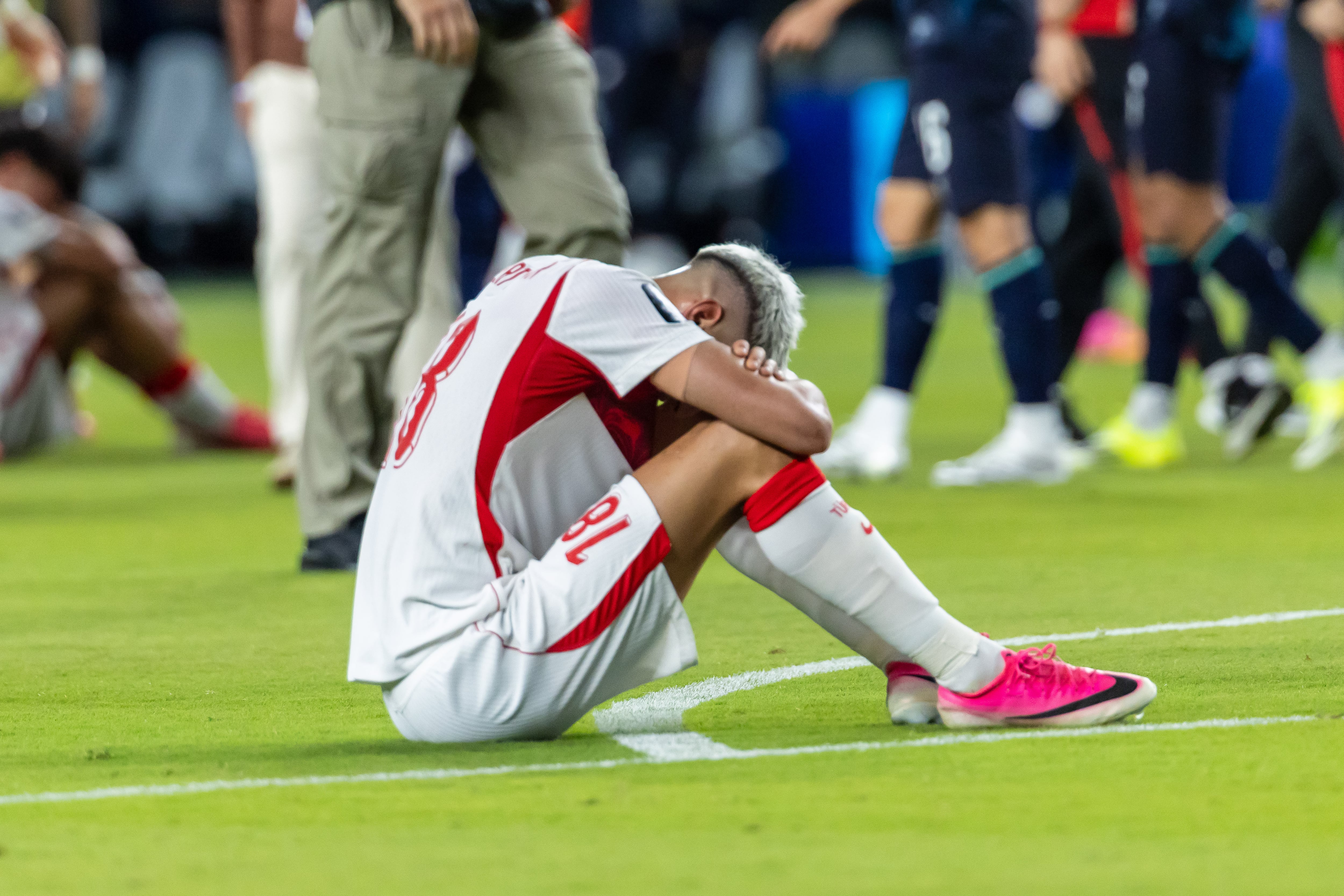 Jugador de Turquía se lamenta tras la prematura eliminación en el Mundial.
