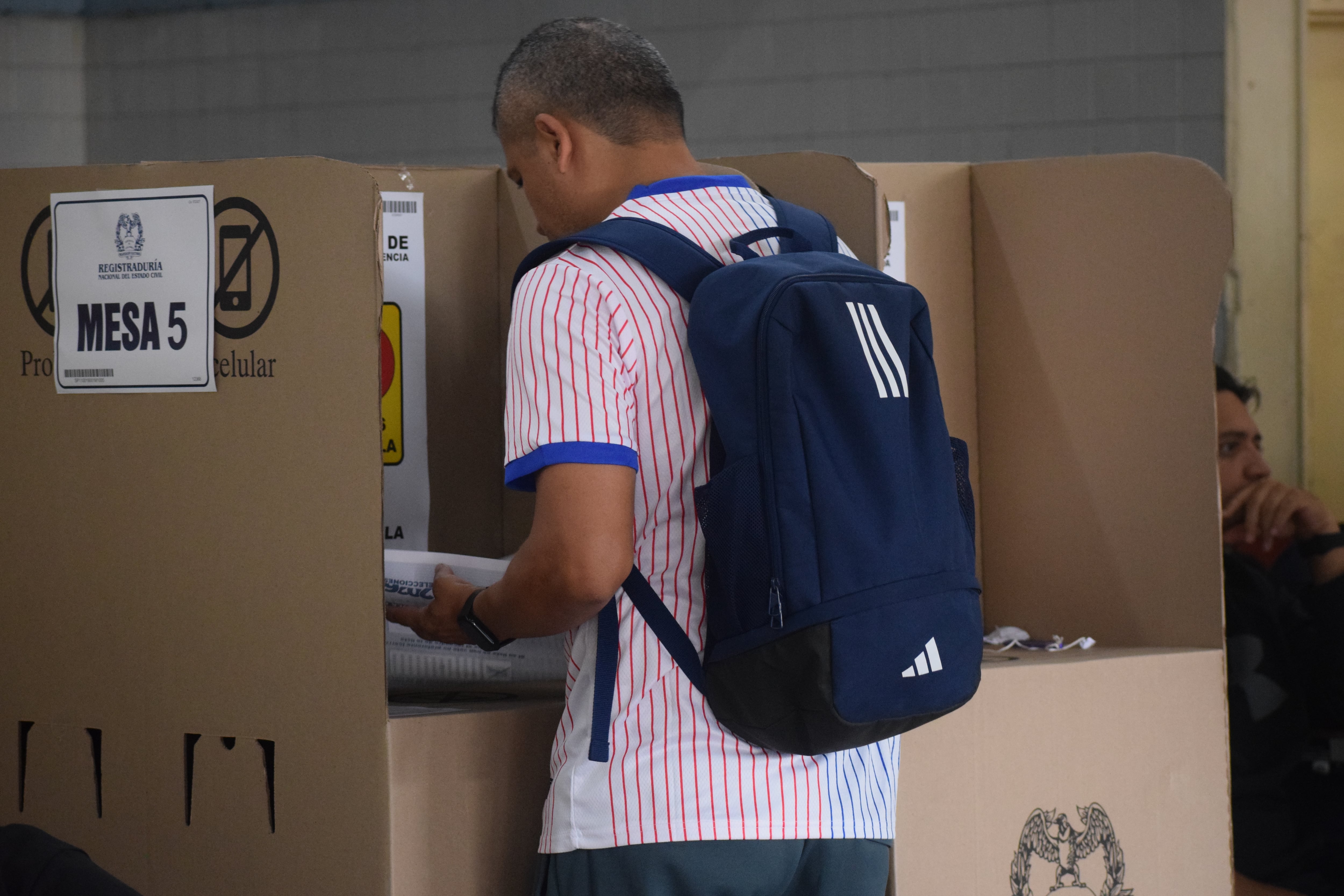 Jornada de votación se desarrolla con total normalidad en la sede educativa INEM Francisco José de Caldas, uno de los puestos habilitados en Popayán, donde ciudadanos acuden a ejercer su derecho al voto en medio de un ambiente de tranquilidad y orden.