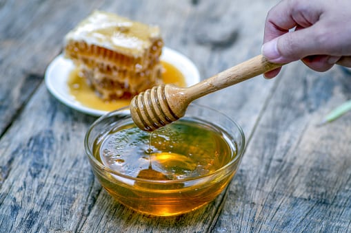 El propóleo ayuda a aliviar la micosis cutánea.