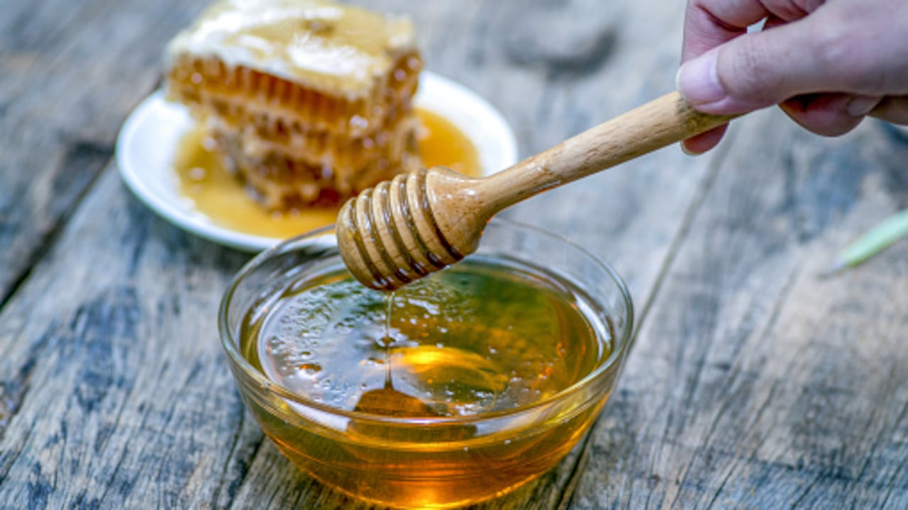 Aplicar un poco de esta sustancia natural durante un tiempo determinado puede aliviar las quemaduras leves e incluso puede prevenir las infecciones en las heridas.