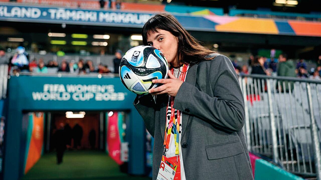 La voz de Lola se escucha con profesionalismo en los partidos de la primera división de su país y en las principales ligas del mundo, como la Premier y la Serie A.