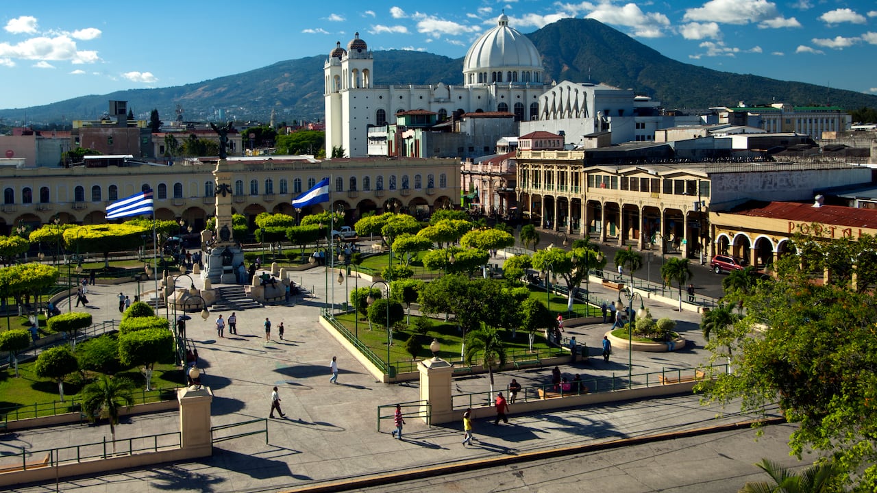 La Plaza Libertad en el centro de San Salvador es famosa por la ubicación del Monumento de los Héroes o Monumento a los Héroes.