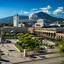 La Plaza Libertad en el centro de San Salvador es famosa por la ubicación del Monumento de los Héroes o Monumento a los Héroes.