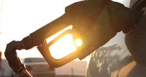 Compre gasolina por la mañana, cuando las temperaturas son bajas, esto hace que la gasolina sea más densa.