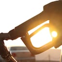 Compre gasolina por la mañana, cuando las temperaturas son bajas, esto hace que la gasolina sea más densa.