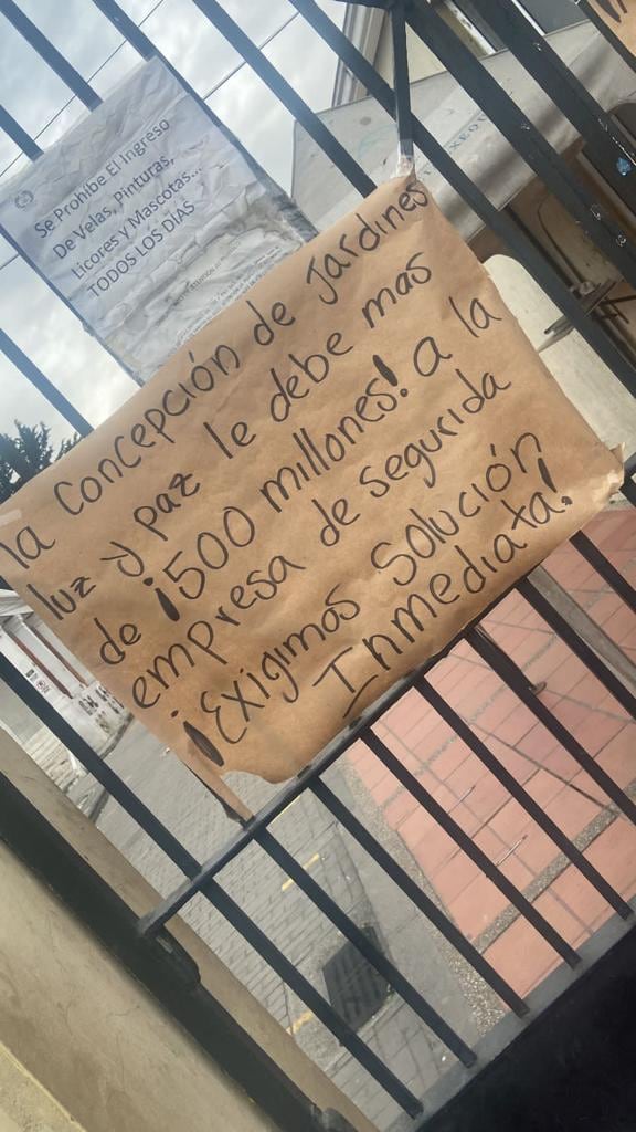 Protesta de trabajadores frente al Cementerio Central, en Bogotá.