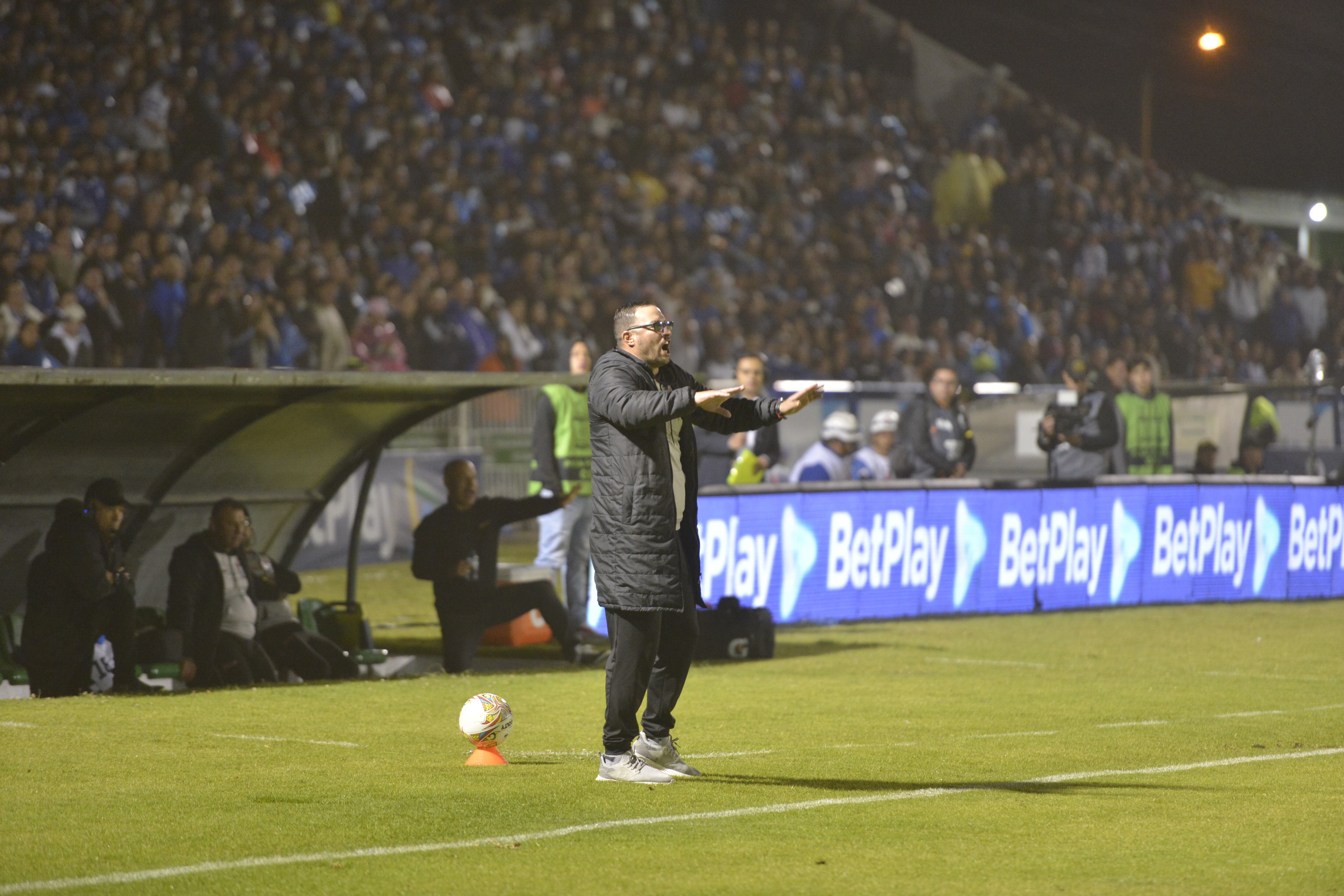 Partido Boyacá Chicó vs. Millonarios con la hinchada azul en el fondo.