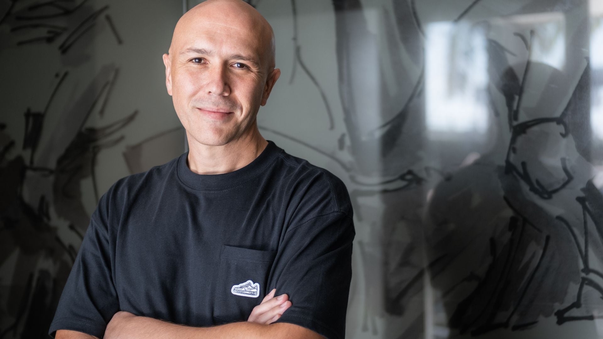 Carlos Jaramillo, médico y referente latinoamericano en medicina funcional, autor bestseller y uno de los divulgadores de salud más influyentes de la región, será el keynote speaker del bootcamp presencial Liderazgo de Alto Impacto para Mujeres. En su intervención abordará cómo las decisiones cotidianas —sueño, nutrición, manejo del estrés y gestión emocional— inciden directamente en el liderazgo y en la sostenibilidad del desempeño profesional.