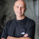 Carlos Jaramillo, médico y referente latinoamericano en medicina funcional, autor bestseller y uno de los divulgadores de salud más influyentes de la región, será el keynote speaker del bootcamp presencial Liderazgo de Alto Impacto para Mujeres. En su intervención abordará cómo las decisiones cotidianas —sueño, nutrición, manejo del estrés y gestión emocional— inciden directamente en el liderazgo y en la sostenibilidad del desempeño profesional.