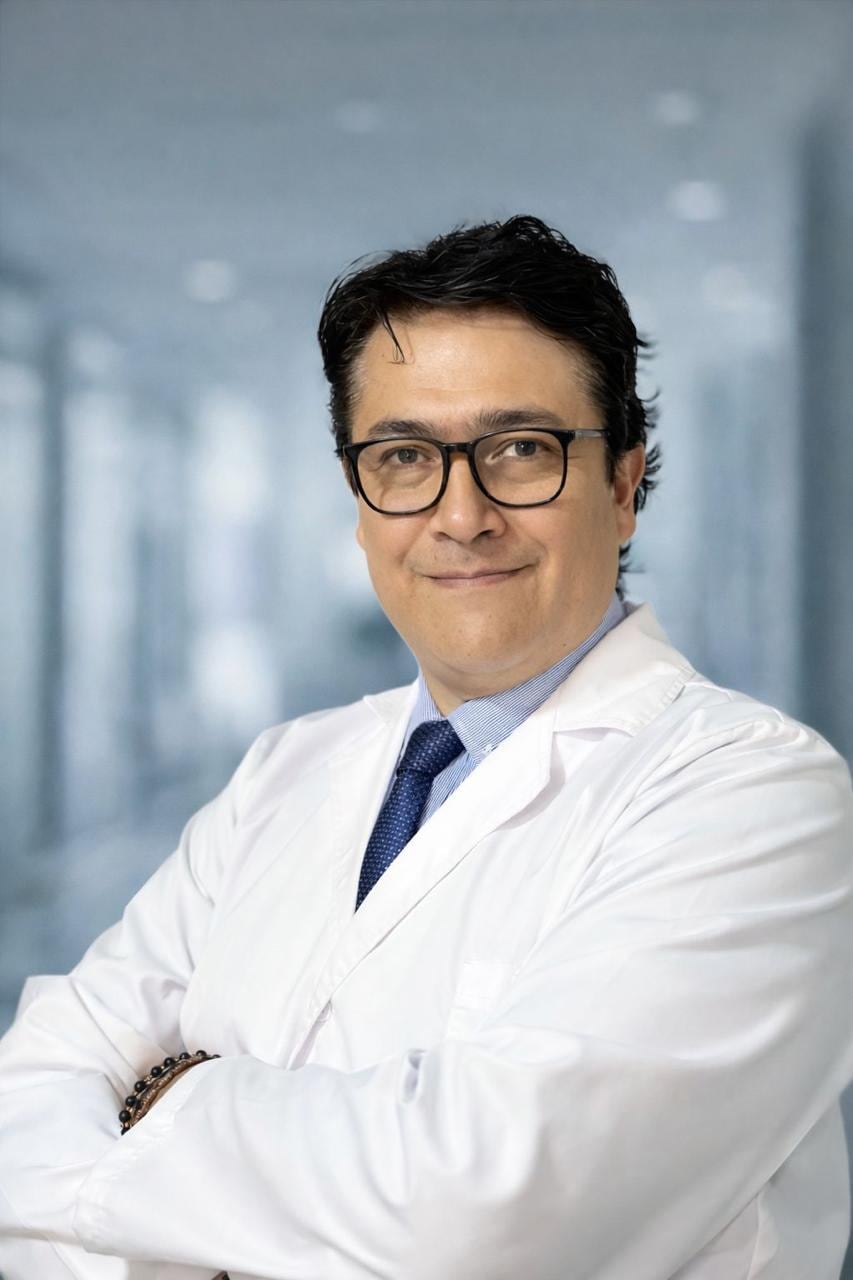 El doctor Ricardo Andrés Roa Castellanos, es PhD en Ciencias Biomédicas por la Universidad Complutense de Madrid y magíster en Bioética.