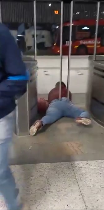 Los colados siguen afectando a TransMilenio. Con puertas anticolados pretenden disminuir este fenómeno.