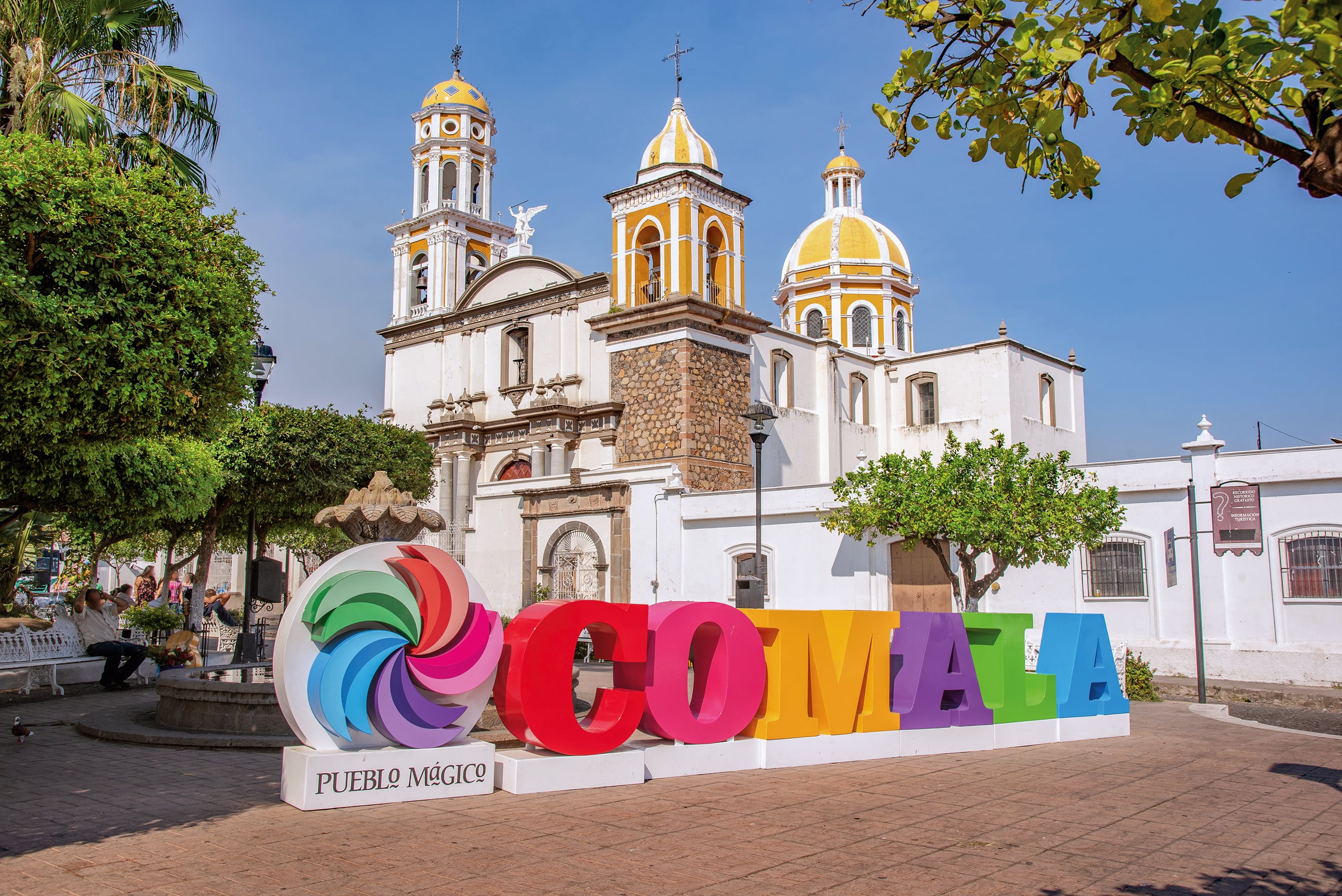 Quienes llegan a Comala se encuentran con una versión muy diferente del pueblo que en Pedro Páramo es descrito como "las brasas de la tierra, en la mera boca del infierno".