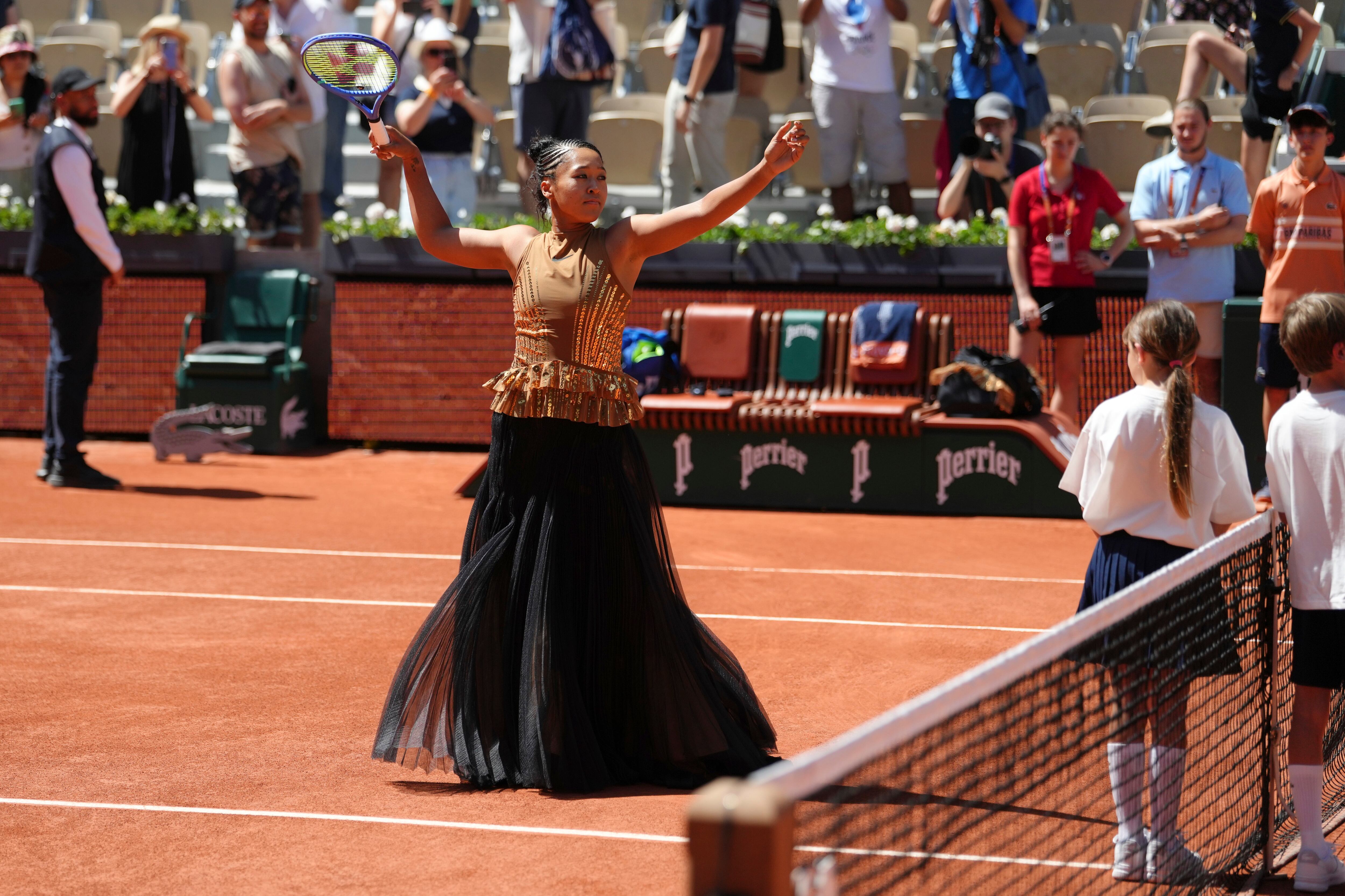 Desde su debut en el torneo parisino, Naomi Osaka, sorprendió con atuendos creados especialmente para ella por el diseñador suizo Kevin Germanier en colaboración con Nike.