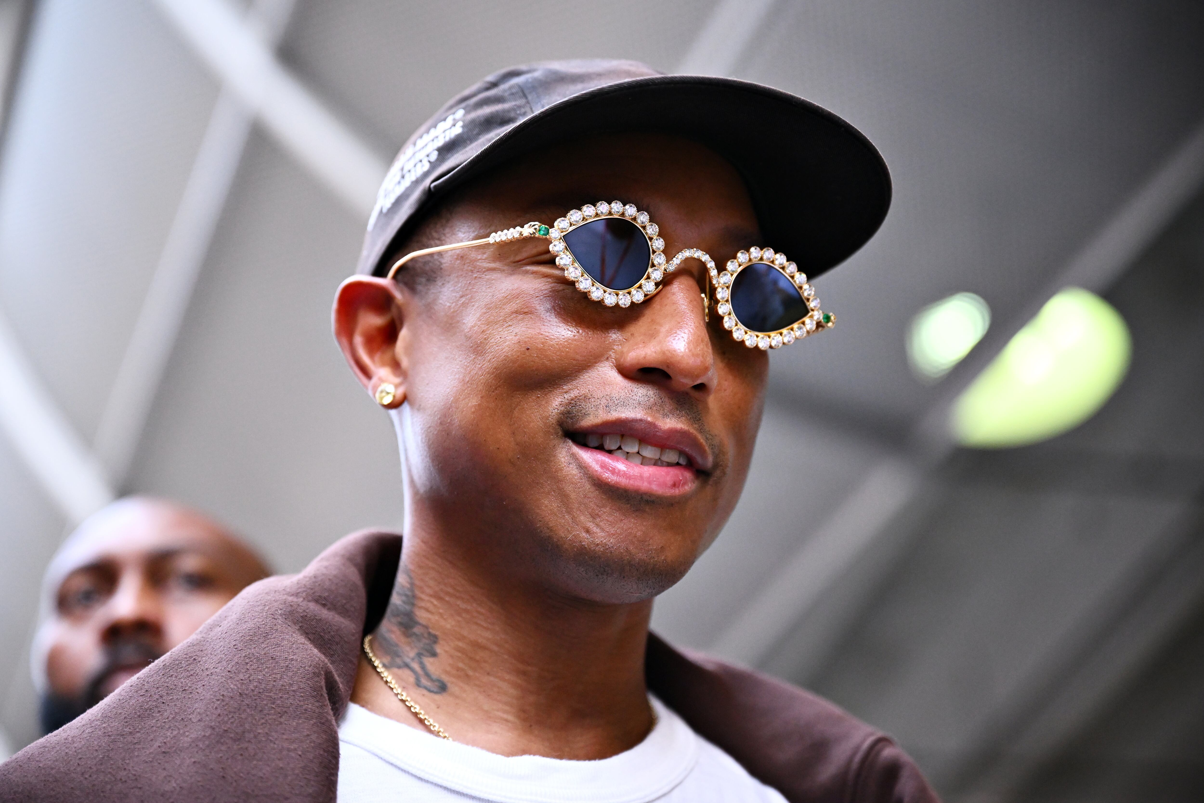 Esta nueva plataforma, derivada de su casa de subastas digitales fundada en 2022, busca democratizar el acceso a piezas exclusivas de moda, arte y cultura pop, permitiendo a coleccionistas y fanáticos adquirir objetos únicos de manera directa y sin intermediarios.