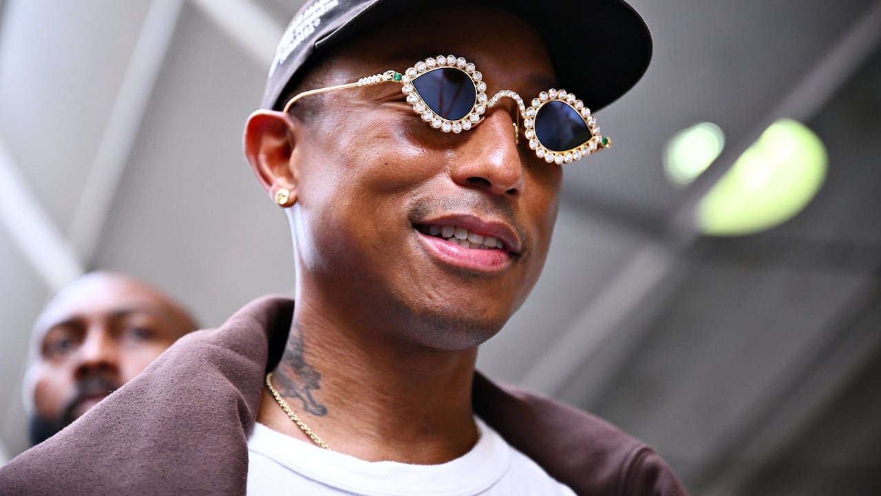 Pharrell Williams observa en el Paddock antes del Gran Premio de F1 de Miami en el Autódromo Internacional de Miami el 08 de mayo de 2022 en Miami, Florida.