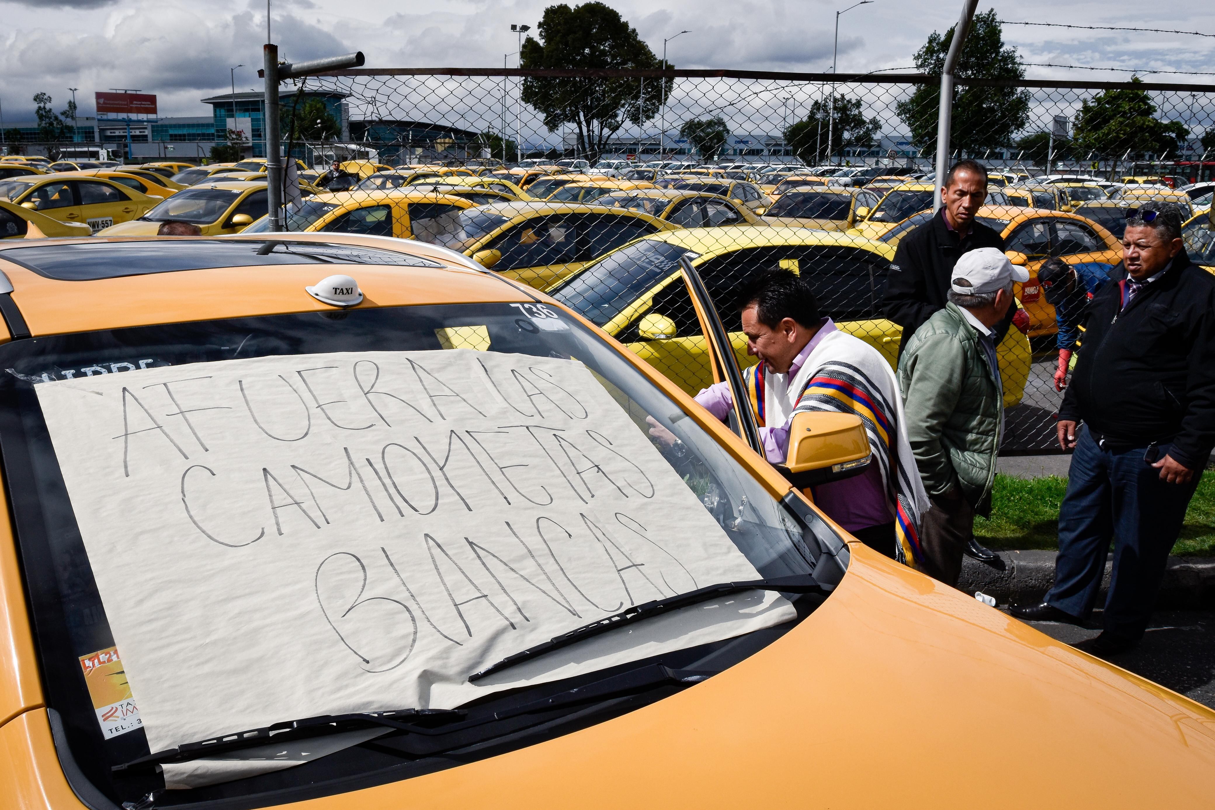 El gremio de taxistas del Aeropuerto Internacional El Dorado
