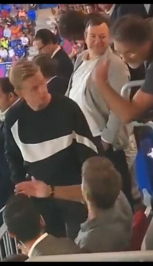 El exfutbolista protagonizó un video en el que apareció molesto e incómodo ante la petición que le hicieron personas en un evento.